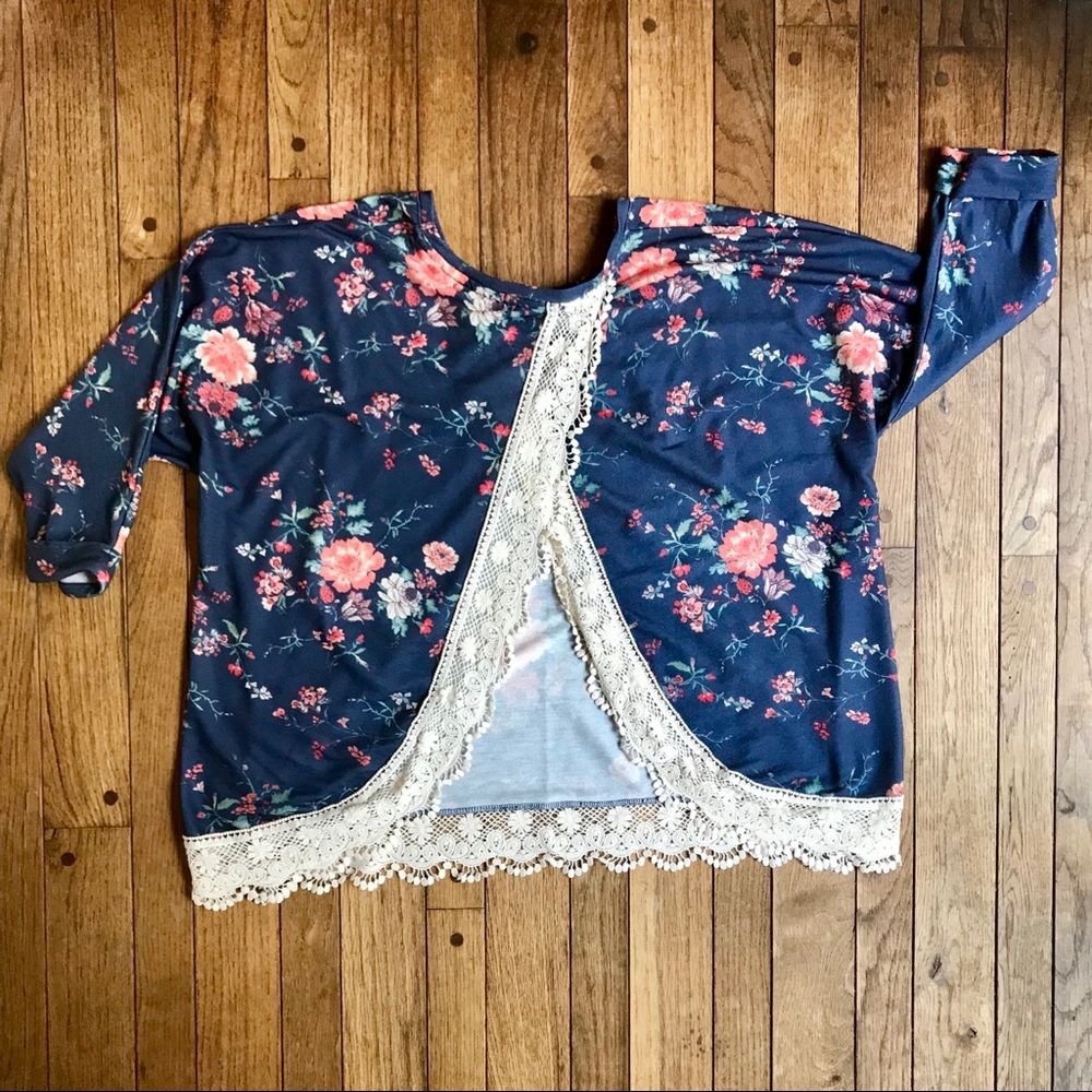 Eyeshadow Floral Top w/Split Back & Crochet Trim - Picture 2 of 8